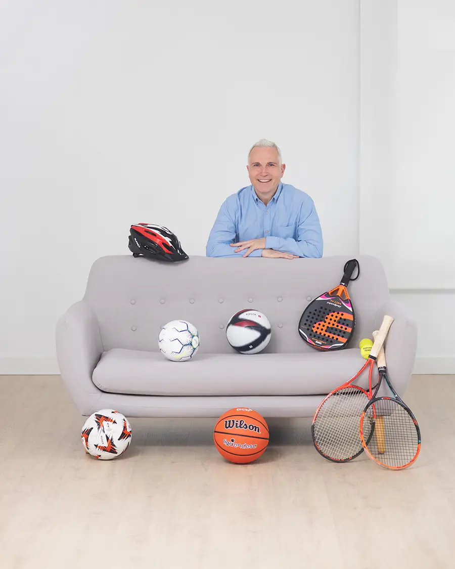 psicologo-deportivo-posando-con-elementos-de-deporte